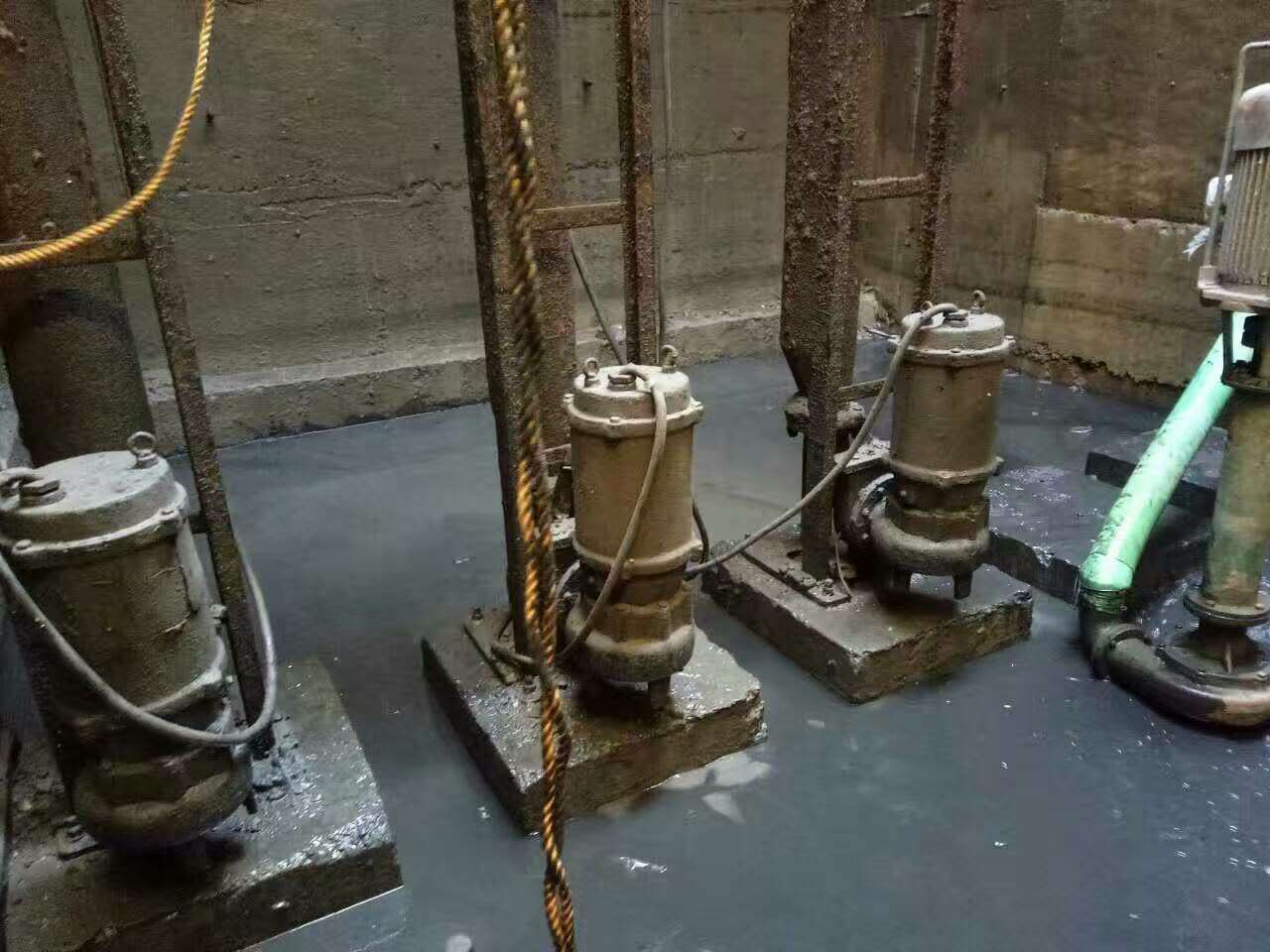 聂荣污水池清理